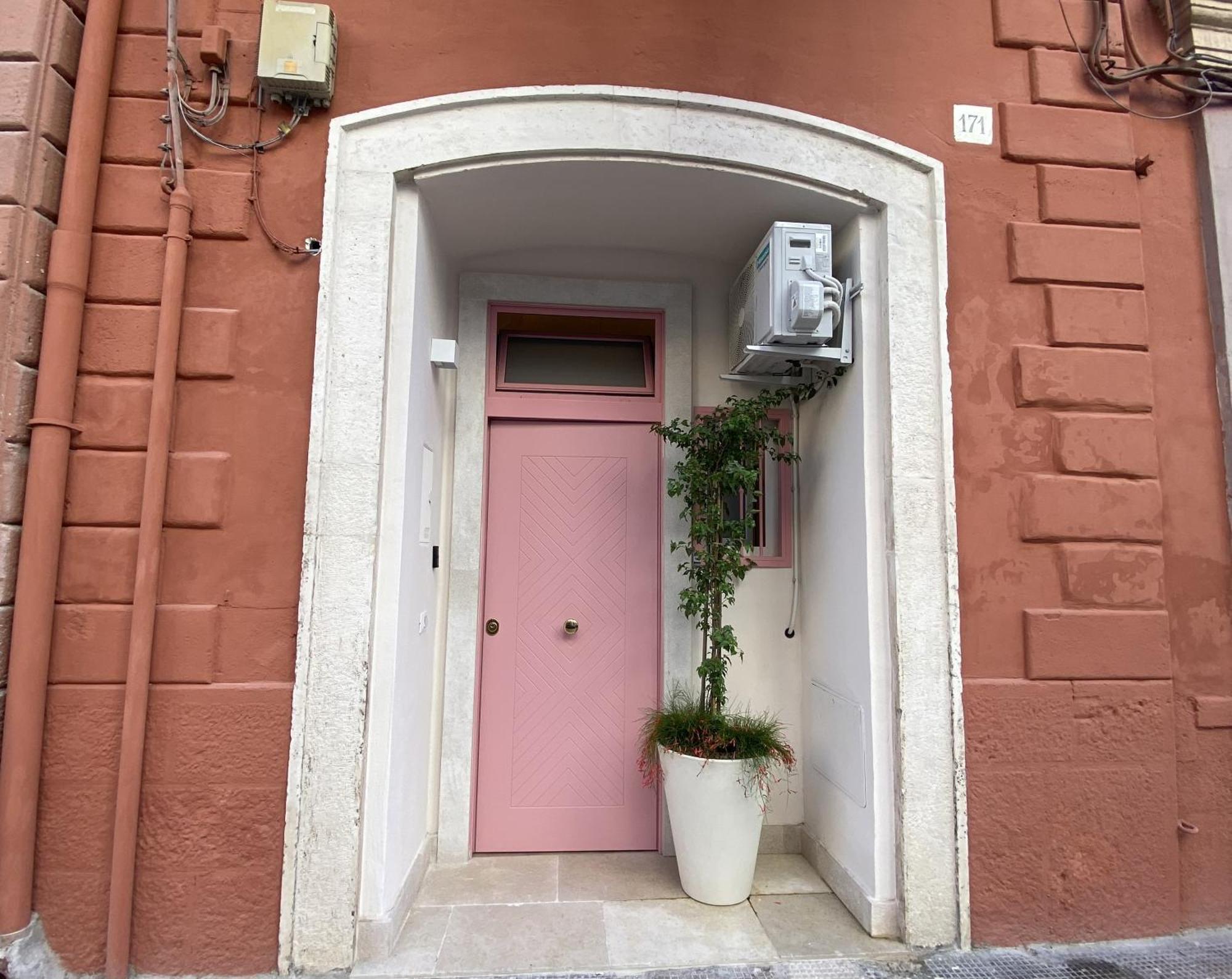 Quiet And Stylish - Bari City Center, Minutes To Station Екстериор снимка